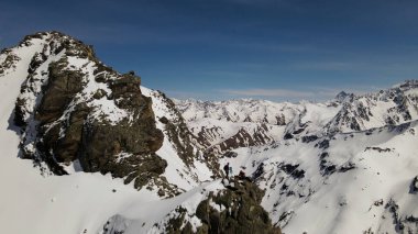 Dünyanın en nefes kesici karla kaplı dağ sıralarında ve vadilerinde yolculuk. Yüksek zirvelerden barışçıl, karla kaplı vadilere, kış yolculuklarının ve maceraların doruğunu yaşayın..