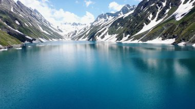 Bu büyüleyici kar kaplı dağ sıraları ve vadilerindeki macera çağrılarına cevap verin. İster kayak yapın, ister snowboard yapın, ister güzelliğe dalın, bu manzaralar kış gezisi meraklıları için olmazsa olmaz bir ziyarettir..