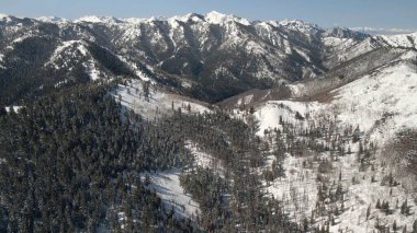 Karla kaplı vadileri ve yükselen dağ zirvelerini keşfedin. İster kayak yapın, ister yürüyüş yapın, ister manzaranın tadını çıkarın, bu kış harikalar diyarı gezginler için dokunulmamış doğanın güzelliğini arzulamak için en büyük kaçışı sunar..