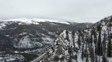 Karla kaplı vadileri ve yükselen dağ zirvelerini keşfedin. İster kayak yapın, ister yürüyüş yapın, ister manzaranın tadını çıkarın, bu kış harikalar diyarı gezginler için dokunulmamış doğanın güzelliğini arzulamak için en büyük kaçışı sunar..