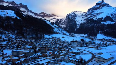 Karla kaplı vadileri ve yükselen dağ zirvelerini keşfedin. İster kayak yapın, ister yürüyüş yapın, ister manzaranın tadını çıkarın, bu kış harikalar diyarı gezginler için dokunulmamış doğanın güzelliğini arzulamak için en büyük kaçışı sunar..