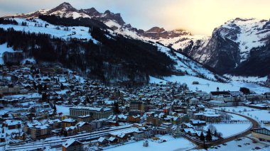 Kar örtülü dağ sıraları ve sakin vadilerde unutulmaz bir macerada bize katılın. Kayaktan kar ayakkabısına, kışın en iyi seyahat noktalarını keşfe, adrenalin arayanlar ve barışsever kaşifler için mükemmel..