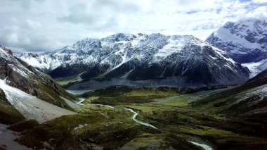 Kar örtülü dağ sıraları ve sakin vadilerde unutulmaz bir macerada bize katılın. Kayaktan kar ayakkabısına, kışın en iyi seyahat noktalarını keşfe, adrenalin arayanlar ve barışsever kaşifler için mükemmel..