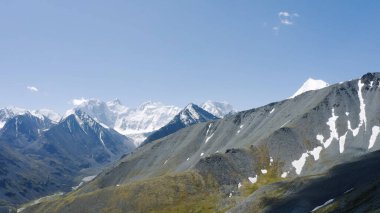 Karla kaplı sıradağların ve el değmemiş vadilerin nefes kesici güzelliğini keşfedin. Huzurlu manzaralarda bir yolculuğa çıkın. Kış maceracıları ve doğa aşıkları için mükemmeldir. Doğanın harikalar diyarının kalbinde huzur ararlar..