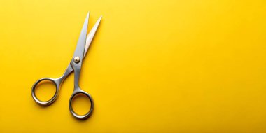 Bir makas ile sarı arkaplan