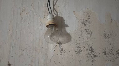 Elektrik ampulü elektrik yükü yok.