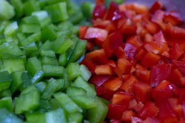 Bir yeşil ve bir kırmızı biberin makro fotoğrafı.