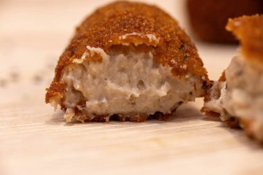 Beşamel soslu jambonlu kroket.