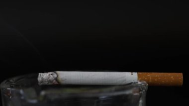 Kül tablasında yanan bir sigaranın zamanı.