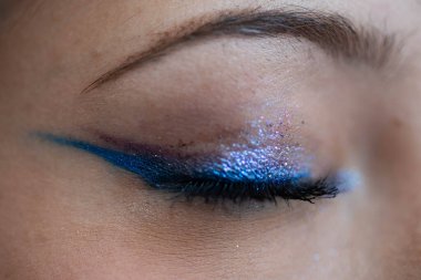 Göz kapağında sim olan bir makyajın makrofotoğrafçılığı