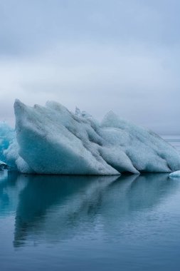 Yüzer vaziyette Jokulsarlon Buzul Gölü 'nün nefes kesici manzarası