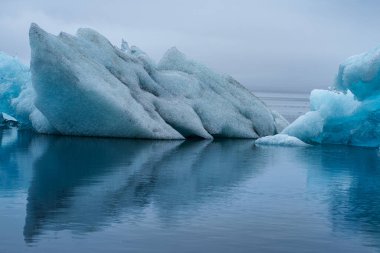 Yüzer vaziyette Jokulsarlon Buzul Gölü 'nün nefes kesici manzarası