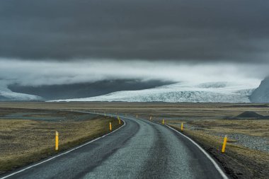 Dönek bir yol yüksek dağlara ve buzullara doğru uzanıyor.