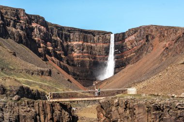 Doğu İzlanda 'daki Hengifoss şelalesine giden yolun çarpıcı manzarası, engebeli kayalıklar ve bazalt sütunlarla çevrili. Şelale gibi akan su sakin bir vadiye akıyor, nefes kesici manzaralar sunuyor ve Ic 'i keşfeden yürüyüşçülere ödüllendirici bir deneyim sunuyor.