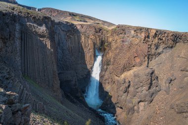 Doğu İzlanda 'da gerçekleştirilen maceralı bir yürüyüş etkileyici Hengifoss ve Litlanesfoss şelalelerine yol açar. Bazalt sütunları ve engebeli manzaralarla çevrili olan bu şelale İzlanda doğasının dramatik güzelliğini gözler önüne serer.