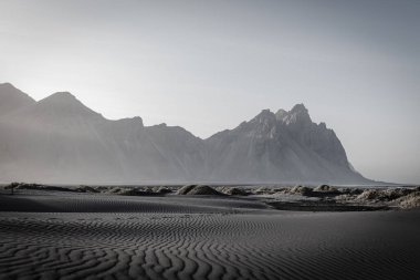 Stokksnes, İzlanda 'daki dramatik Vestrahorn Dağı' na karşı yeniden inşa edilmiş bir Viking köyü.