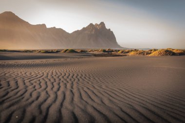 Stokksnes, İzlanda 'daki dramatik Vestrahorn Dağı' na karşı yeniden inşa edilmiş bir Viking köyü.