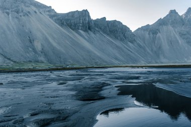 Stokksnes, İzlanda 'daki dramatik Vestrahorn Dağı' na karşı yeniden inşa edilmiş bir Viking köyü.