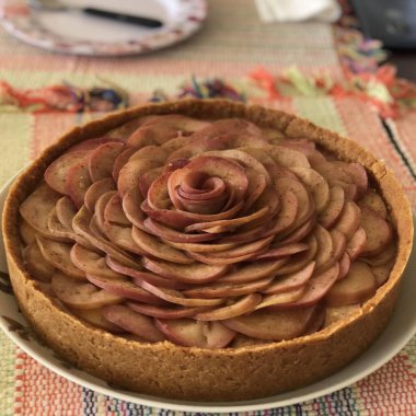 Tarçınlı, gül şeklinde lezzetli bir elmalı turta.