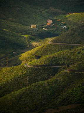 Dağları olan bir vadi ve kasabaya giden bir yol.