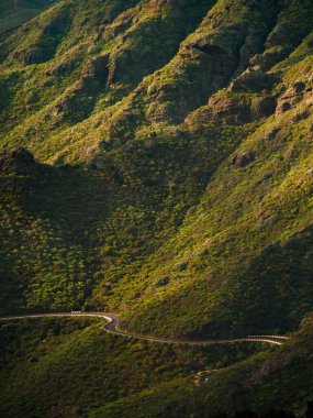 Dağları olan bir vadi ve kasabaya giden bir yol.