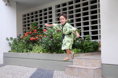 Çocuk Peter Pan gibi havada uçuyor.