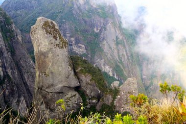 Pedra de So Pedro 'nun tepesinden Şeytan İğnesi manzarası ve arka planda Soberbo Vadisi - Serra dos rgos Ulusal Parkı