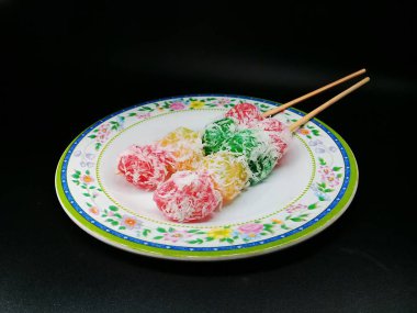 Sate cenil, cassava nişastasından yapılan bir yemektir. Tatlı ve tuzlu, kırmızı, sarı, yeşil, bambu çubuklarla kaplanmış ve rendelenmiş hindistan cevizi serpiştirilmiş. Küçük bir tabakta servis edilmiş, çiçek desenli.