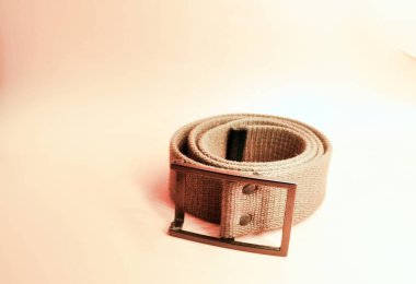 Moda ve aksesuar markalaşması için uygun metal tokalı dokuma kumaş kemeri yakın plan..