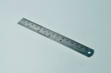 Teknik ve eğitim ortamlarında mühendislik, tasarım ve ölçüm görevleri için uygun hassas metal cetvel