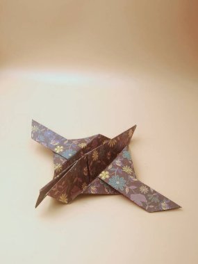 Batik dokulu ve pembe kuş origamisine sahip Origami şekilli kuş.
