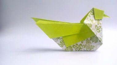 Batik dokulu ve pembe kuş origamisine sahip Origami şekilli kuş.