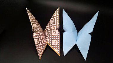 Origami şeklindeki kelebek, batik desenli ve açık mavi kelebek origamisiyle