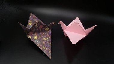 Batik dokulu ve pembe kuş origamisine sahip Origami şekilli kuş.