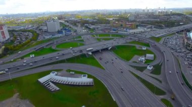 Trafik sıkışıklığı ve arabalarla otoyolun havadan görüntüsü