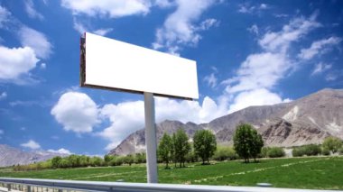 Mavi gökyüzünde boş ilan panosu olan yol tabelası