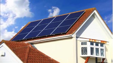 Bir evin çatısındaki güneş panelleri