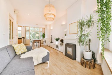 Modern evdeki büyük pencereli oturma odası