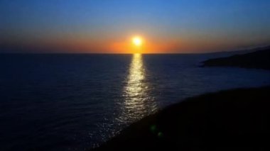 Denizin üzerinde gün doğumu, güneşin ışınları. inanılmaz manzara video döngüsü arkaplanı