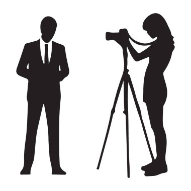 Bu bir kadın fotoğrafçının silüet bir resmi. Elinde tripodla takım elbiseli bir adamın fotoğrafını çekiyor. Stüdyo fotoğrafçılığı için ideal..