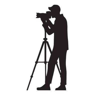 Mükemmel görüntüler yakalamak için tripodu kullanan bir erkek fotoğrafçının silüeti. Bu resim profesyonel fotoğrafçılık için gereken beceri ve ekipmanı gösteriyor..