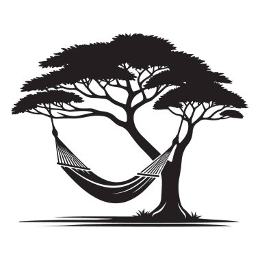 Ağaçlar arasındaki hamağın silueti Doğanın tadını çıkar