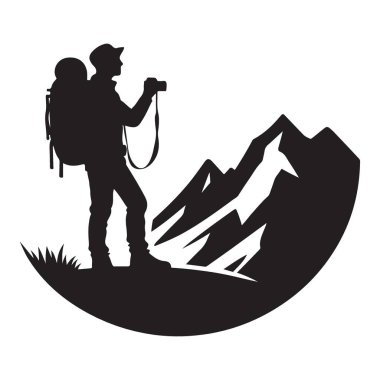 Siluet yürüyüşçüsü dağ manzaralı bir ortamda fotoğraf macerası yaşıyor.