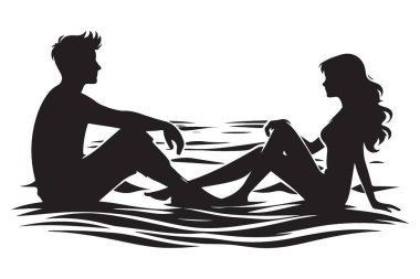 Plajda oturan çift yaz tatilinin tadını çıkarıyor.