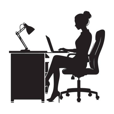 Masa başındaki iş kadını laptopla özenle çalışıyor.