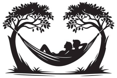 Romantik Çift Silueti Ağaçlar Arasındaki Hamakta Rahatlıyor