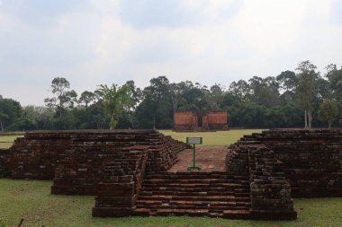 Şehirdeki eski tapınak.