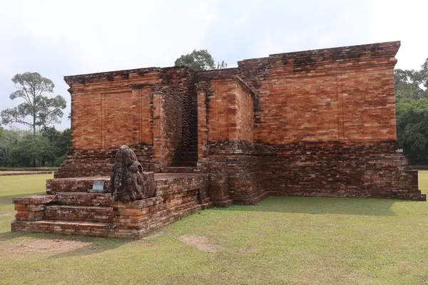 Muara Jambi Tapınağı eski bir Budist tapınağıdır ve Endonezya 'nın Jambi eyaletindeki miraslardan biridir.