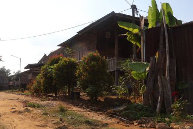 Tayland şehrinde eski ahşap bir ev