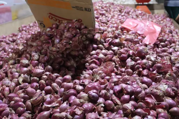 Pazarda taze sarımsak